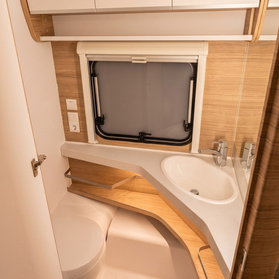 Badezimmer mit Kassettentoilette im Wohnwagen